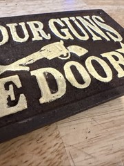 Saloon Sign Plaque Check Your Guns at Door Home Office Work Decoration Deco USA