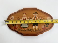 Vtg Hand Painted Wood Wall Plaque Dutch Or Swiss Couple Traditional Dress 8×13”