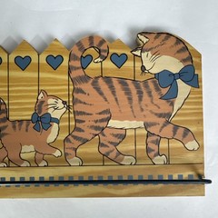 1990 Country Cats & Blue Hearts Wood Wall Decor Attached Rack 13×5.5 avon gifts