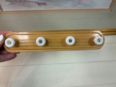 WHITE 4 KNOB ANTIQUE-LOOK WOOD PLAQUE WALL HANGER ~ 8.5” LONG