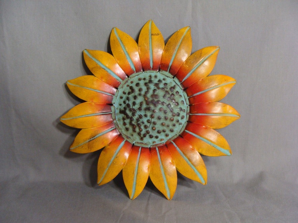 1 METAL 10 1/4″ Sunflower Shaped Hanging Plaque