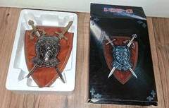 Medieval Crossed Mini-Sword Decorative Plaque with Cuirass In Box NEW!