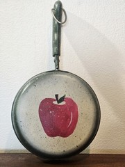 Decorative Hanging Pan w/ Handpainted Apple 6×11 inv626-29