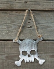 PLASMA CUT STEEL ORNAMENT SKULL AND BONES