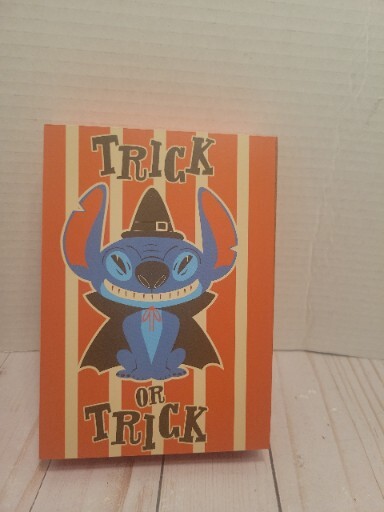 DISNEY STITCH HALLOWEEN TRICK OR TREAT WOODEN ART BLOCK 7″ NEW Hanger